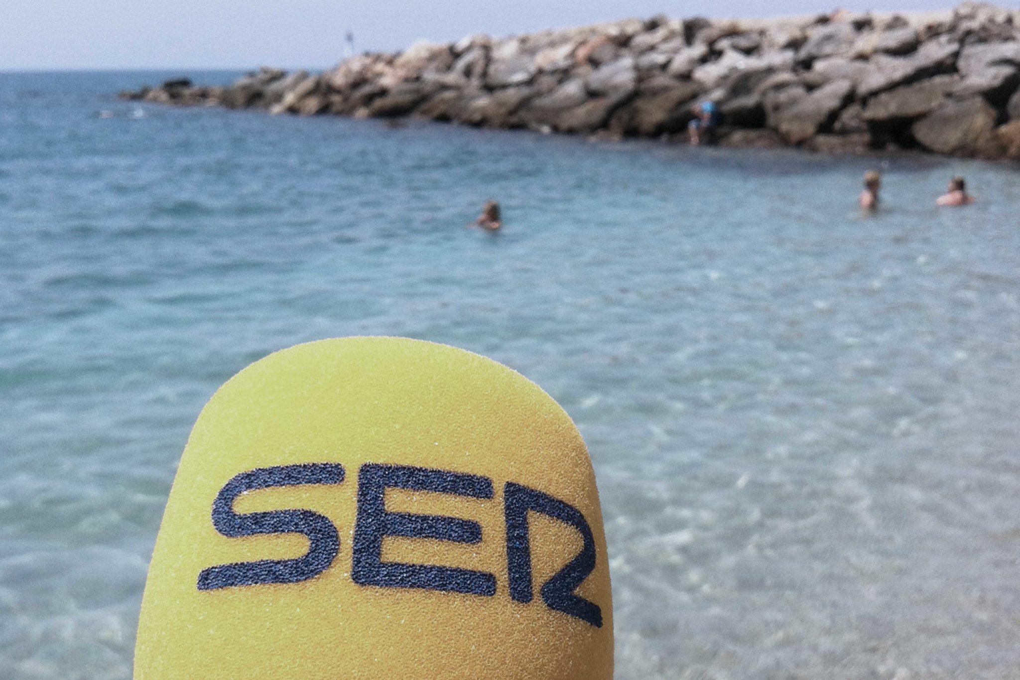 Micro de la Cadena SER frente a la playa de Almería