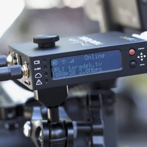 Dispositivo emisora Teradek con el que se emite señal de vídeo en directo montado en una cámara