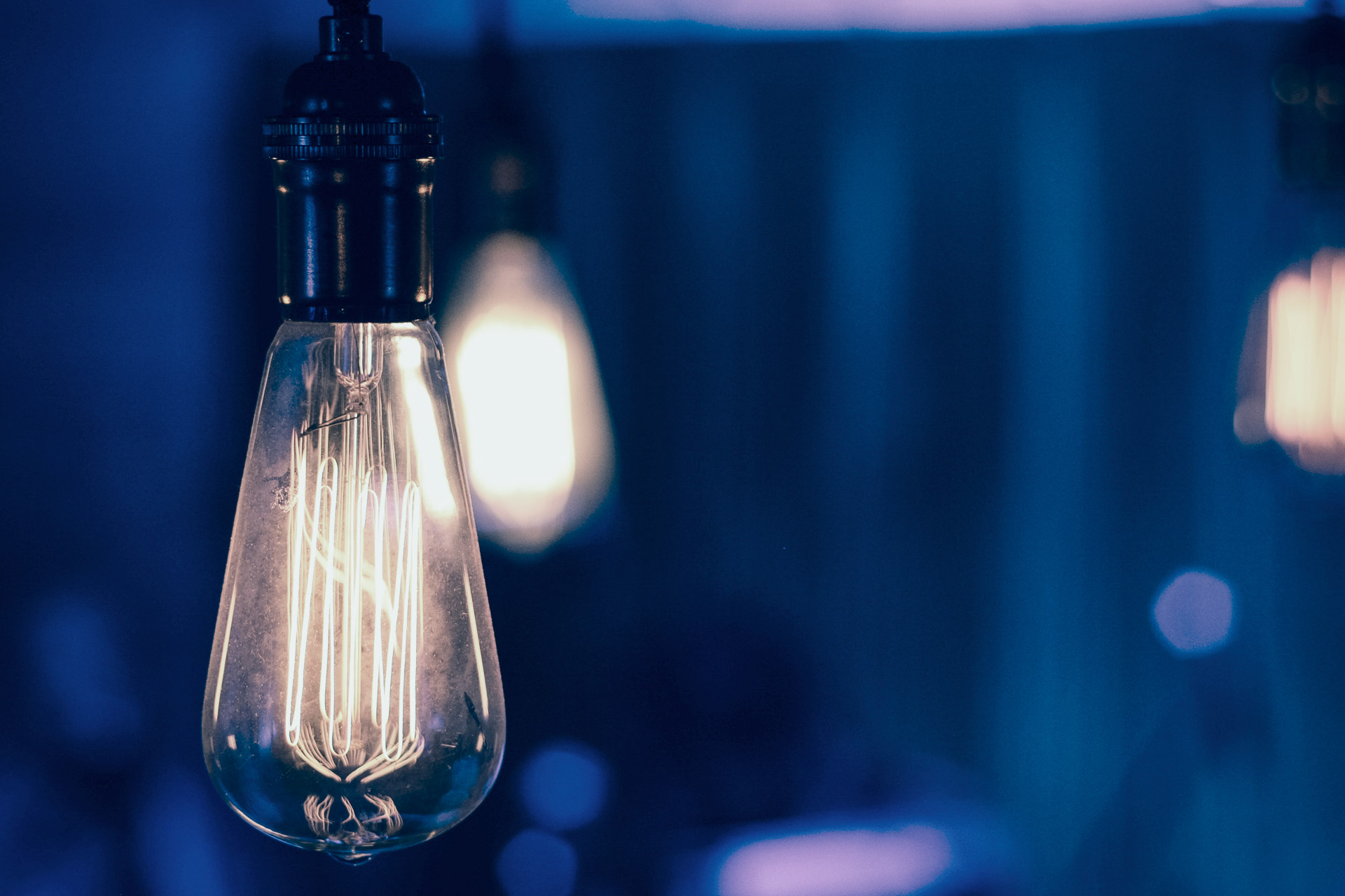 Atribuciones Varias bombillas representan ideas de innovación
