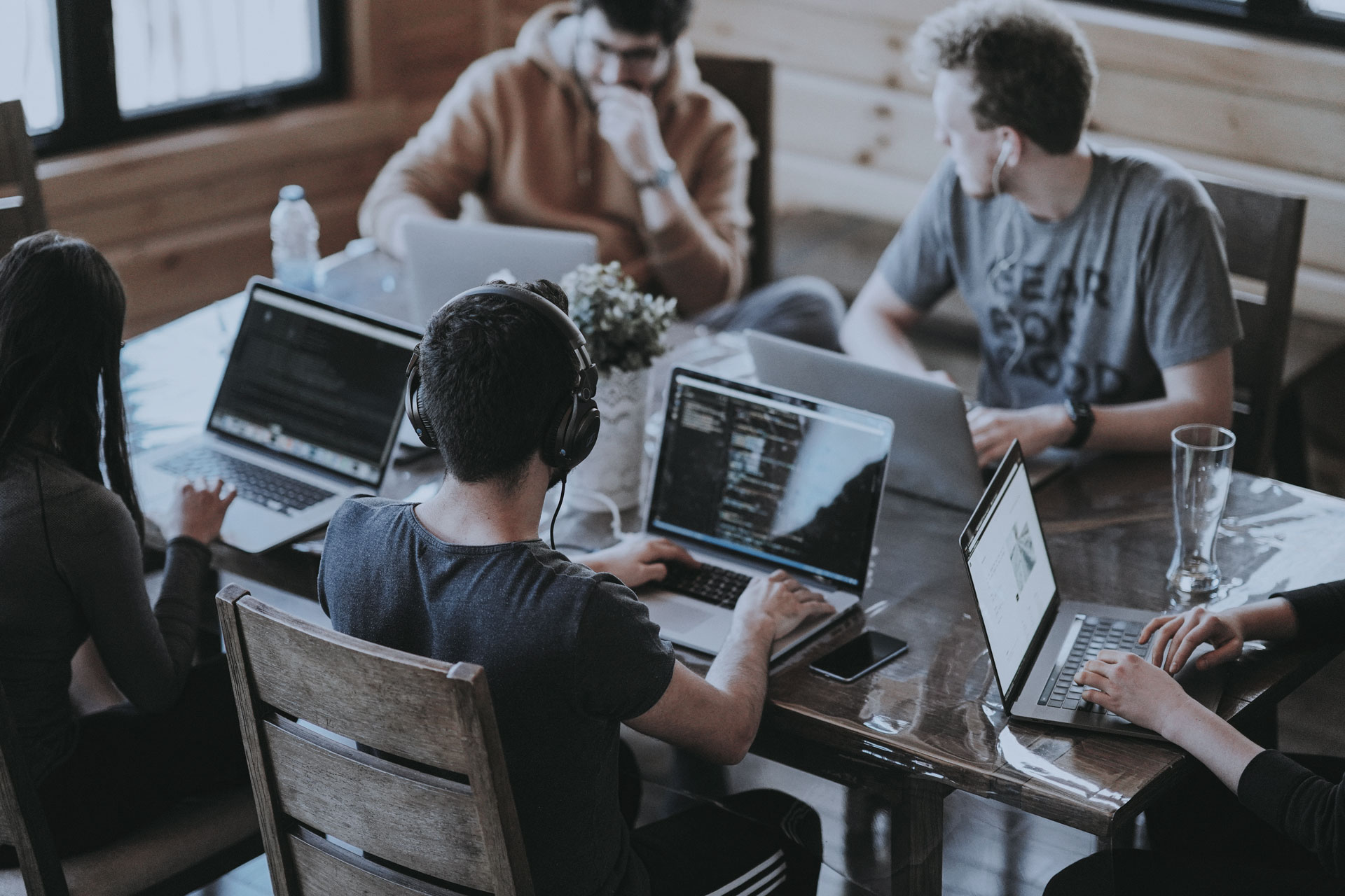Atribuciones Varias personas trabajando en start up